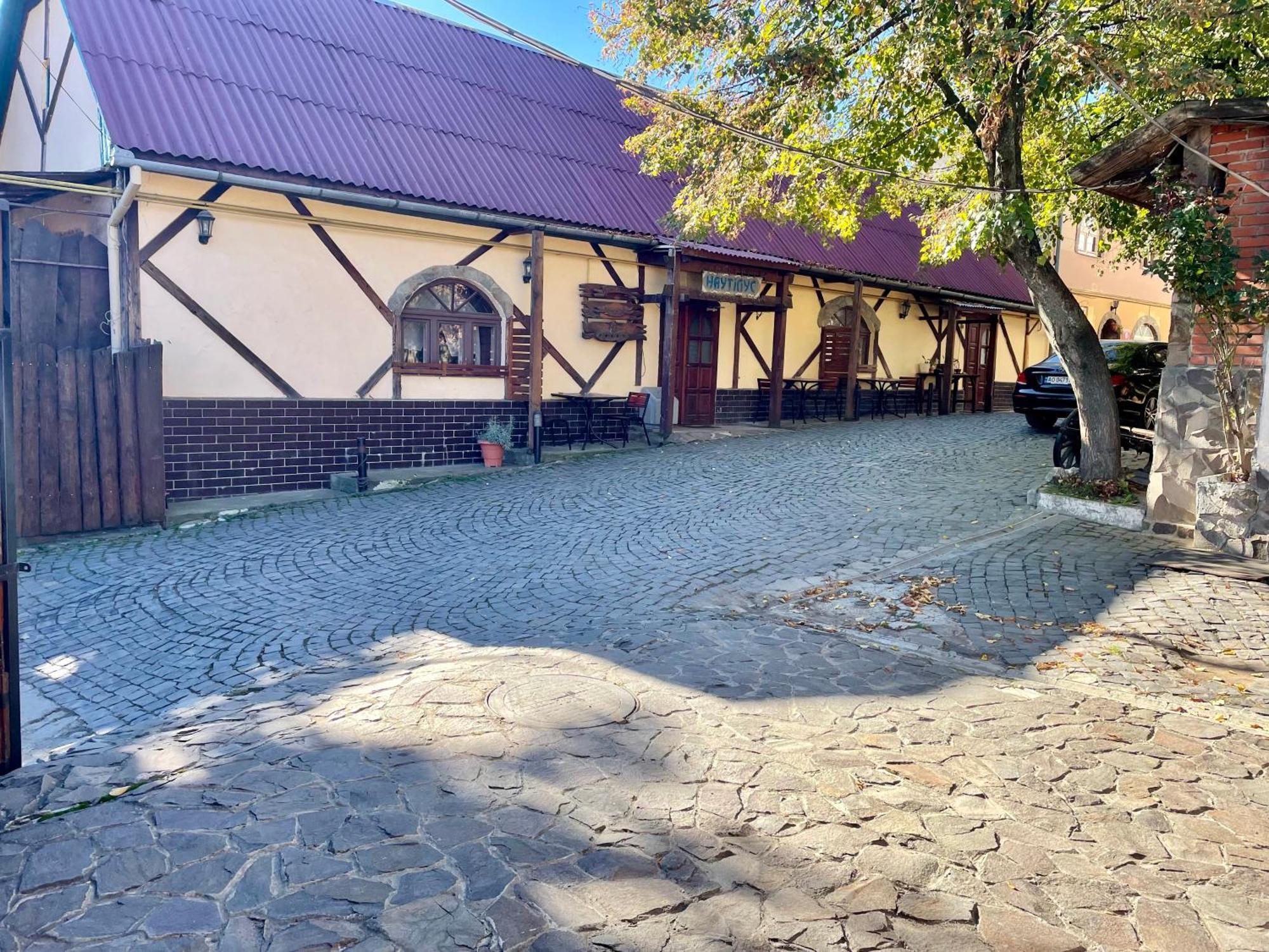 Nautilus Hotel Ujhorod Exterior foto